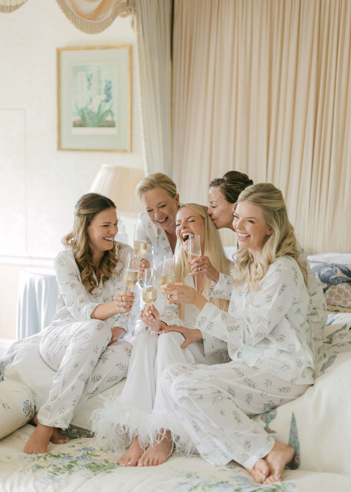 chloe-winstanley-weddings-cotswolds-cornwell-manor-bridal-suite-champagne