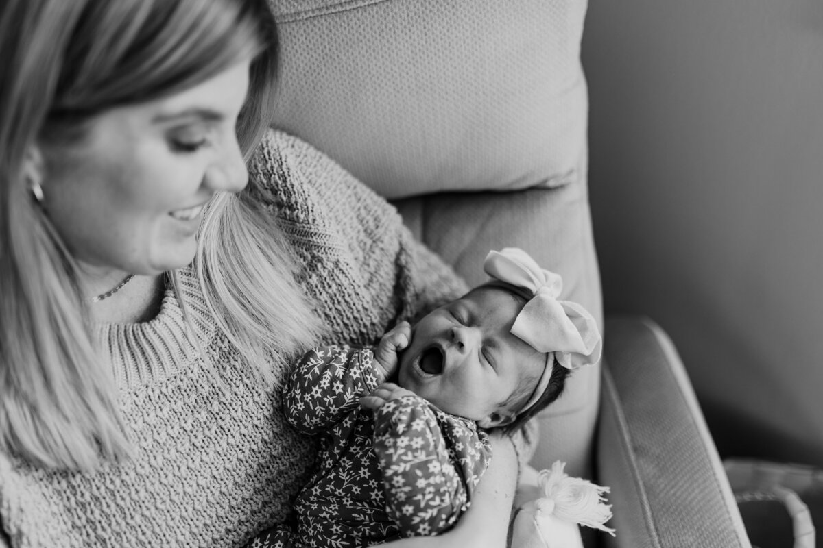 ROCKING CHAIR NEWBORN AND MAMA