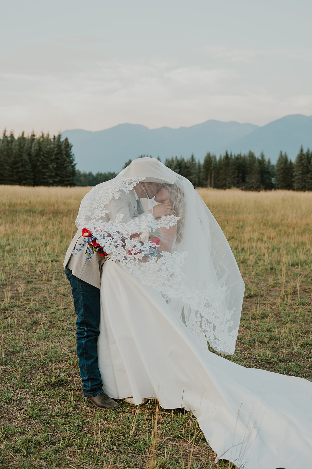 presley-gray-luxury-western-montana-wedding-8623