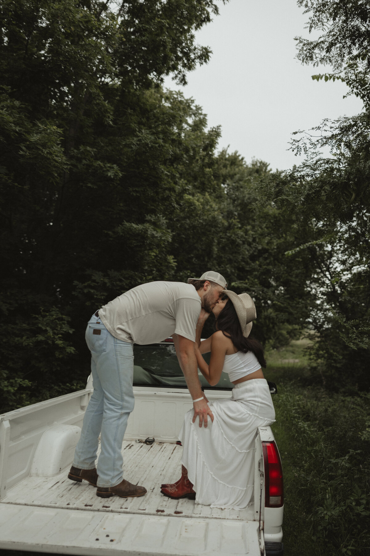Wildflowercouplessessionwithtruck_emilyarwinephoto-70