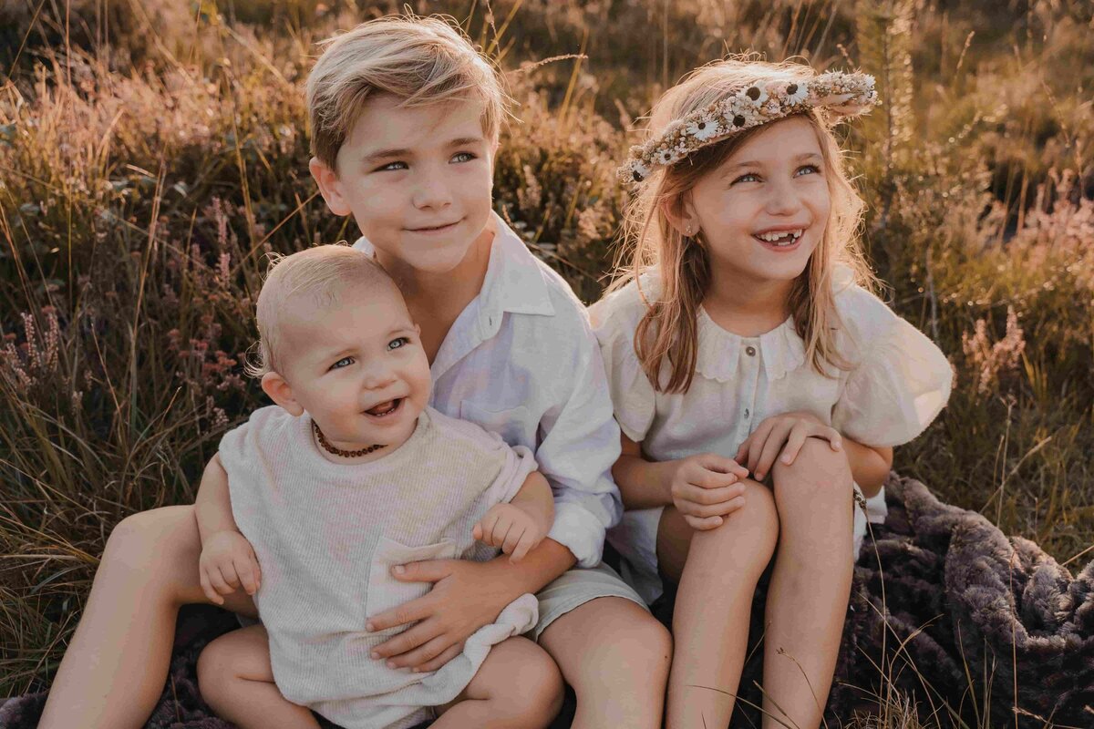 drie kinderen tijdens zonsondergang