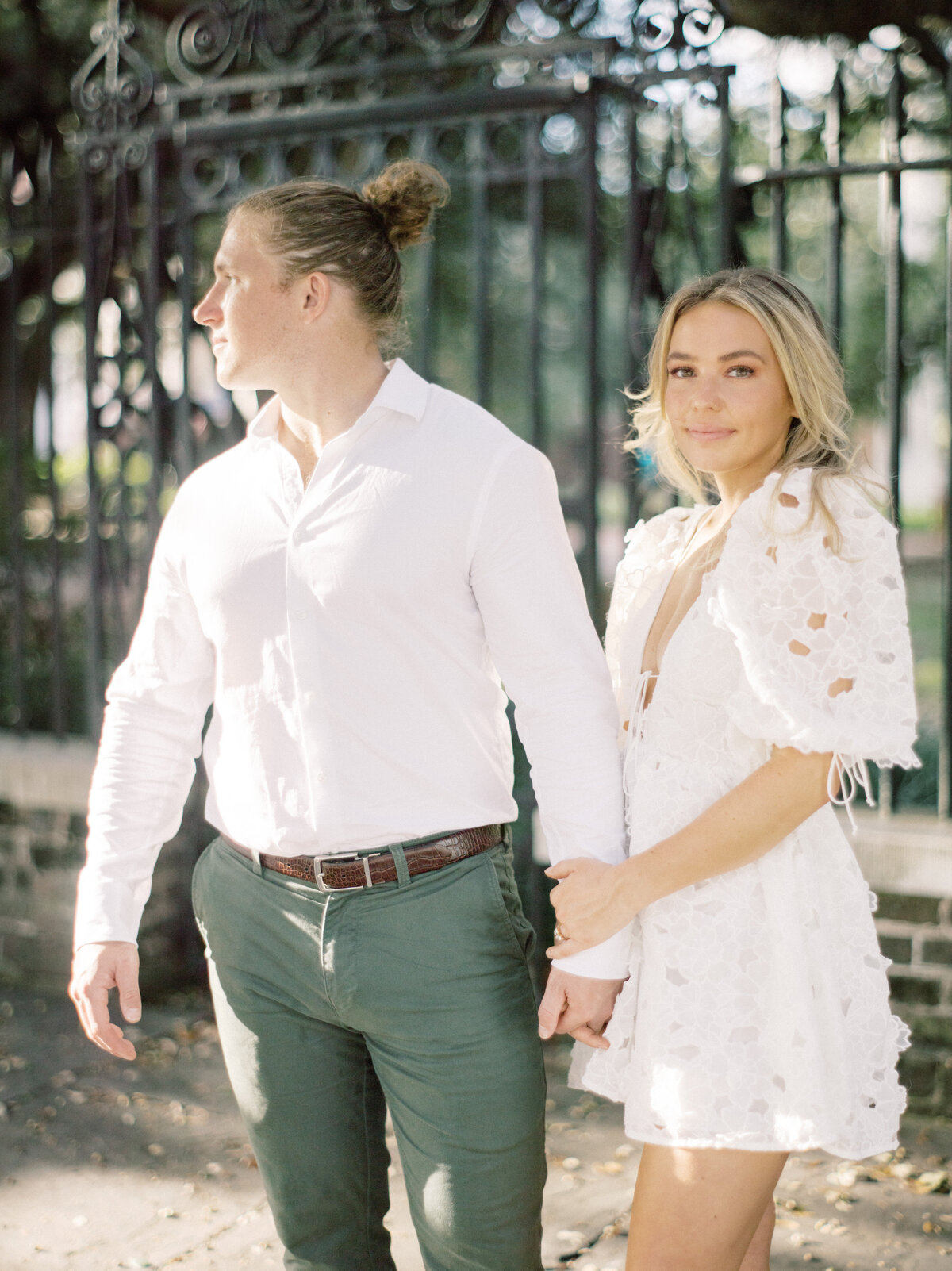 Cute engagement photos in Charleston. Photography by Philip Casey.
