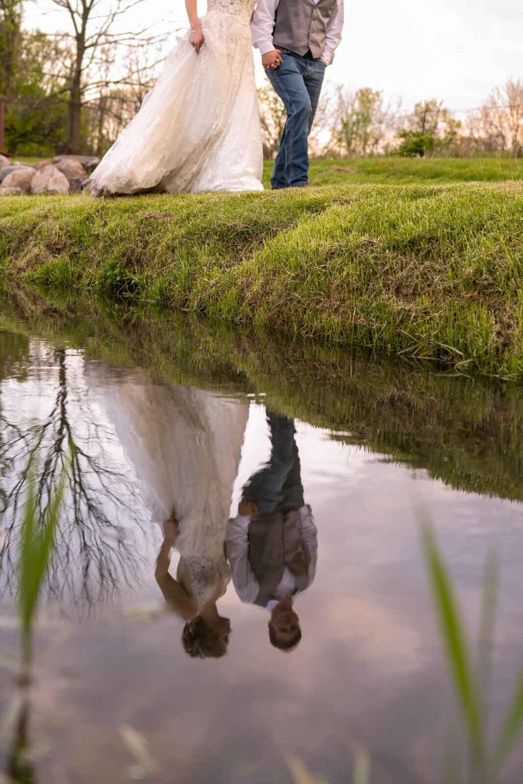 Vallosio-Photo-and-Film_bride-groom-stream-reflection