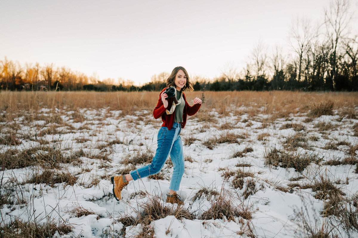 Branson Mo senior photography Jessica Kennedy of The XO Photography captures teen girl jumping in snow