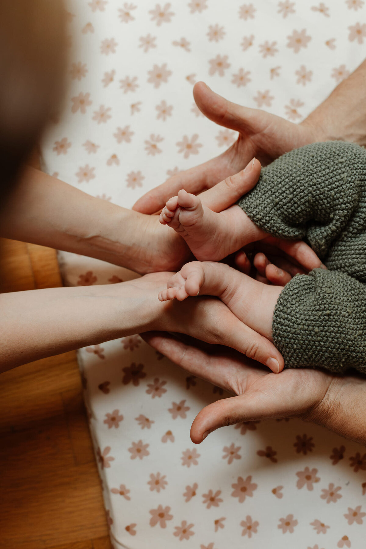 Josephine-seance-naissance-rhone-pieds-mains