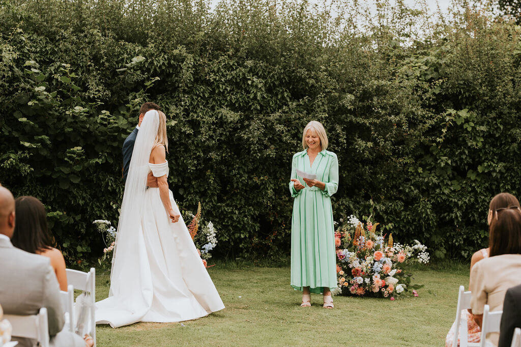Issy-and-Bella-Floral-Design-Wedding-Florist-Herefordshire-Broadfield-Court-j&N50