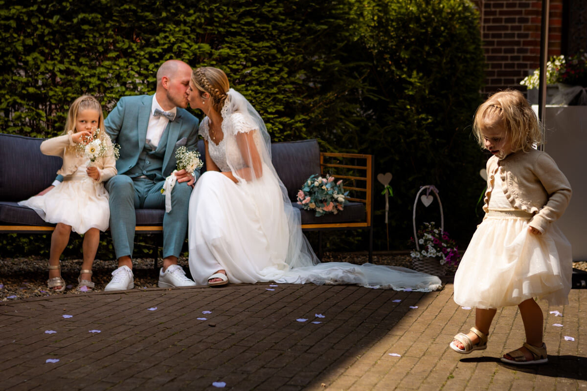 trouwceremonie met spelende kindjes