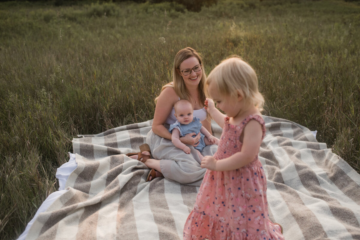 vancouver-family-photographer-outdoor-motherhood-documentary-12