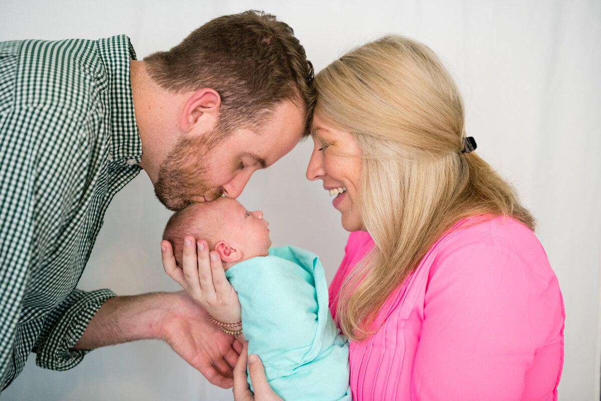 newborn-session-at-home-with-parents3
