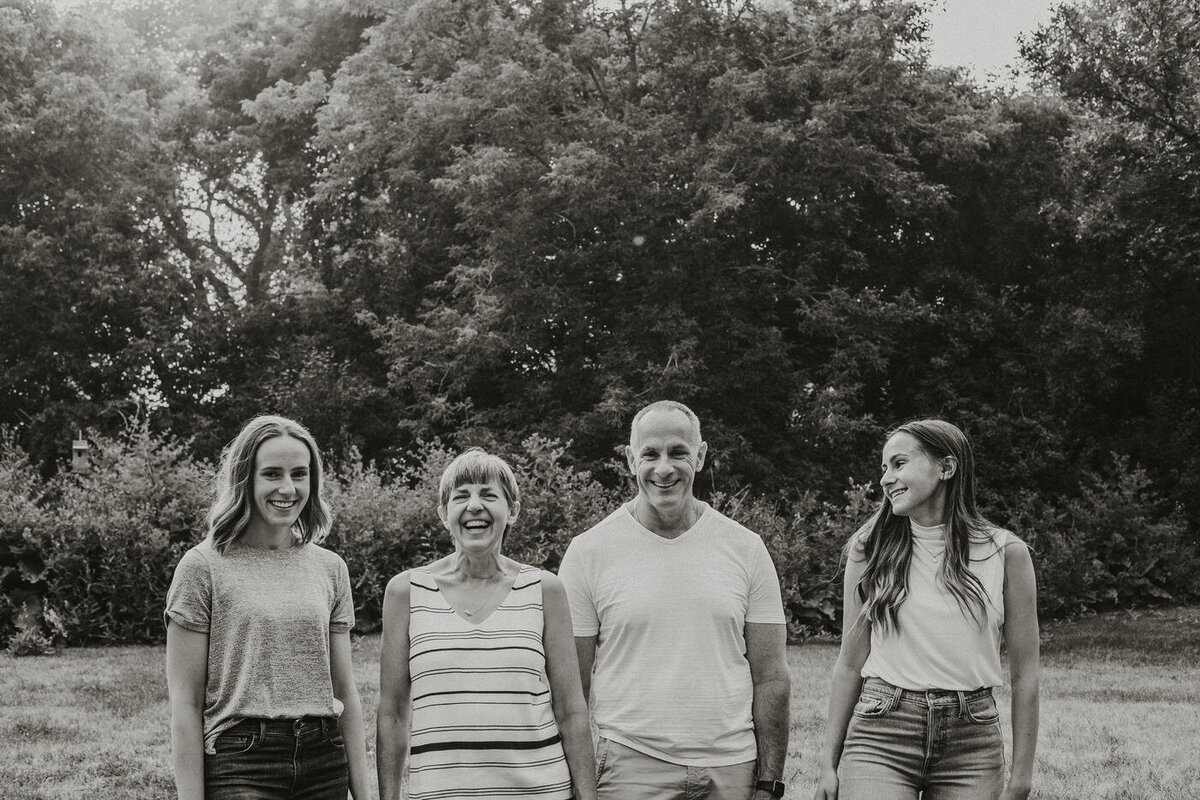 Candid family photos at Assiniboine Park in Winnipeg