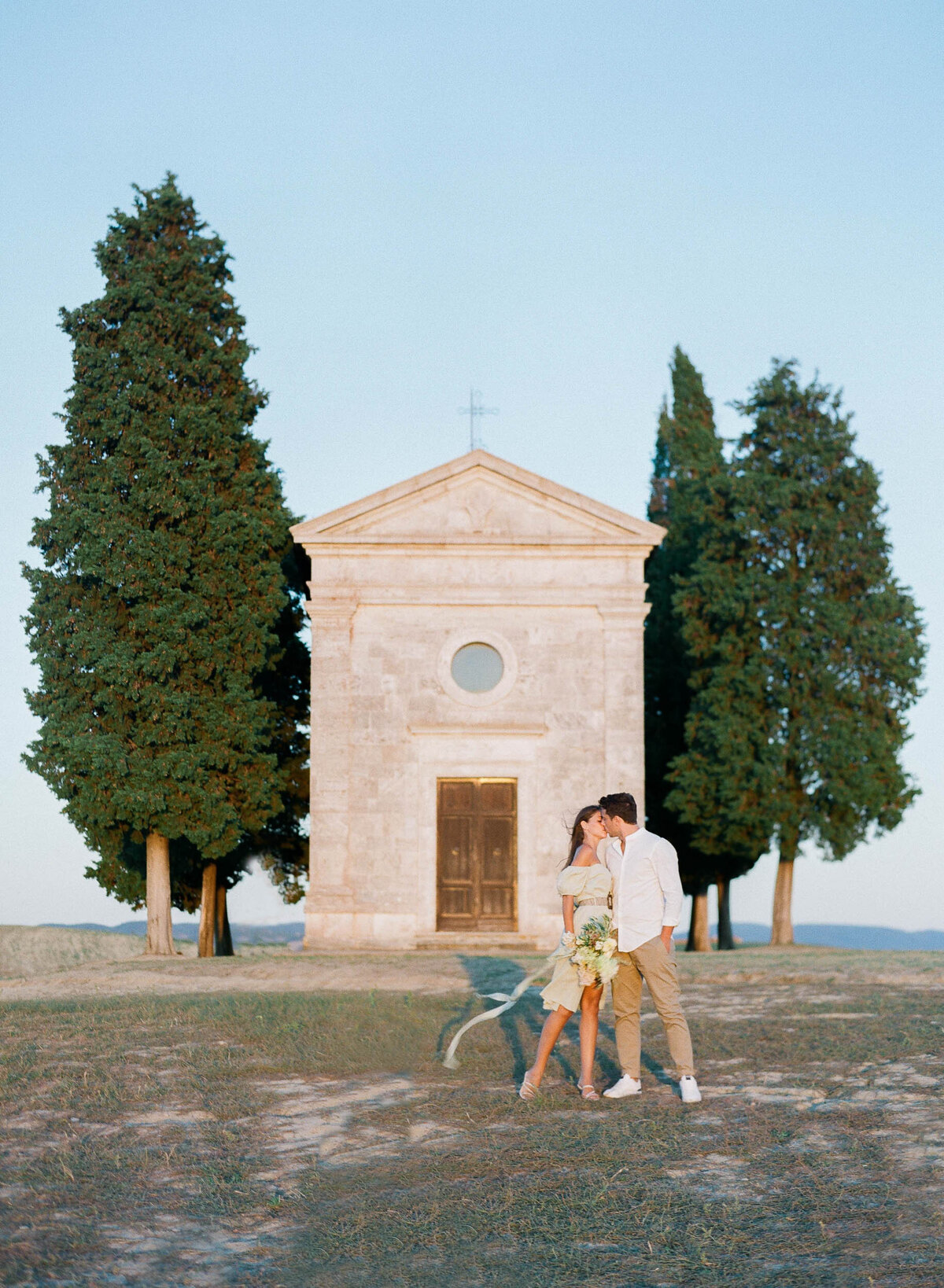 4-Alexandra-Vonk-photography-engagement-session-Tuscany-Chapel-Vitaleta-Val-d'orcia