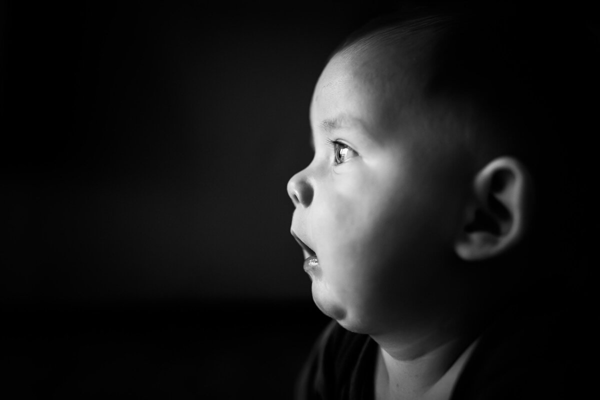 baby profile picture in black and white