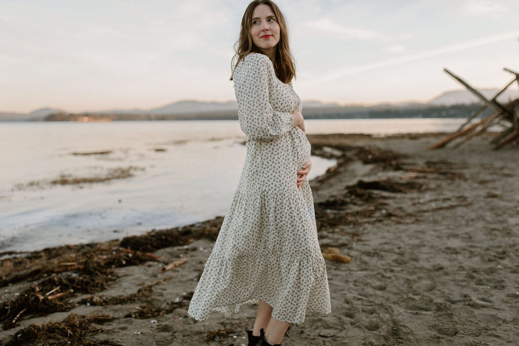 TayMariePhotoKatie+SteveMaternity-RathtrevorBeachParksville-67