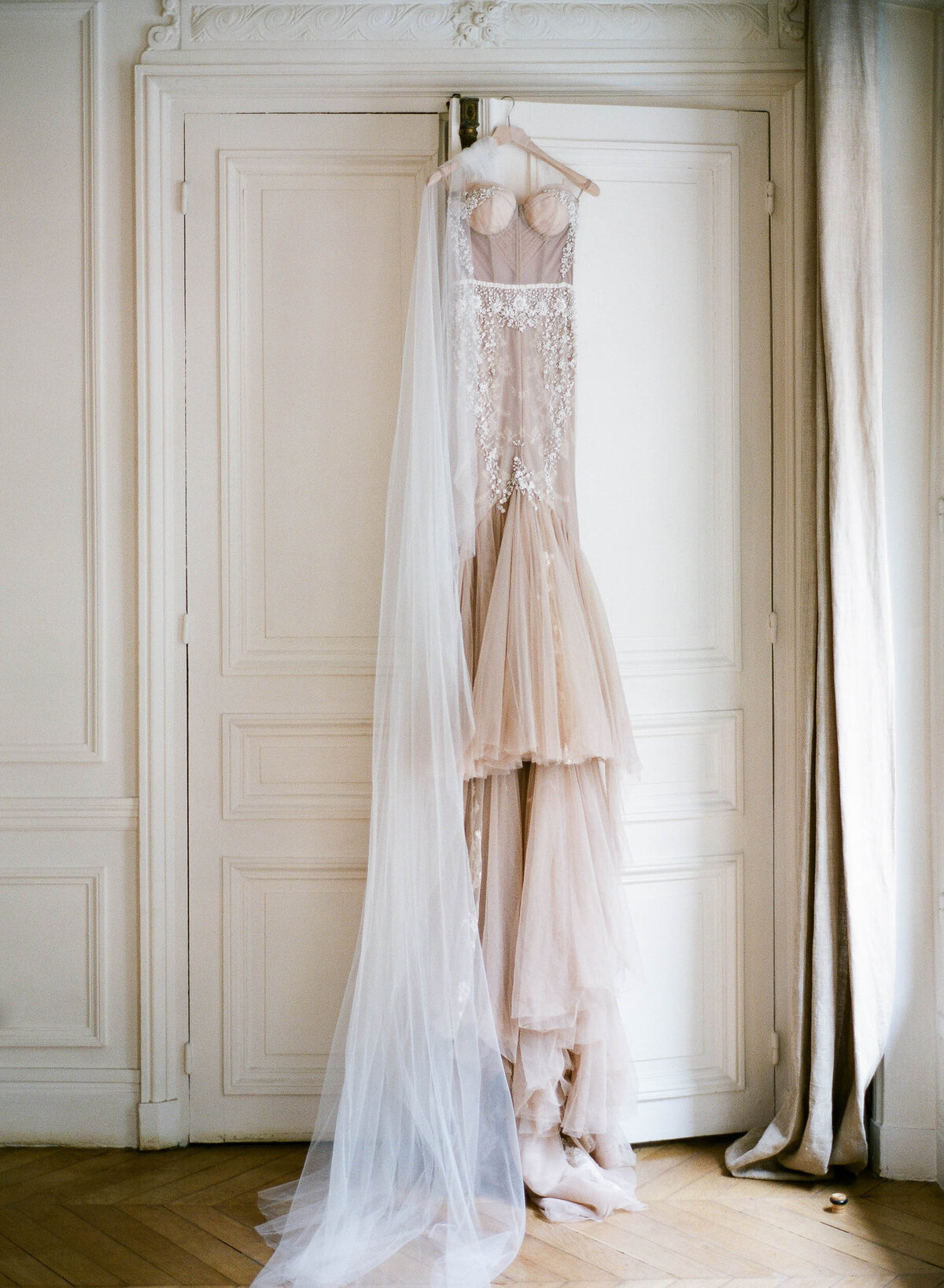 5-Paris-wedding-blush-inbal-dror-weddingdress-Alexandra-Vonk-photography