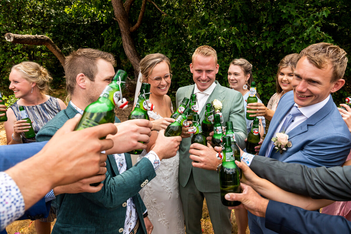 Trouwen in Twente, Twente, Westerhaar, Oost Nederland, liefde, echt, tijdloos, Bruiloft, trouwreportage, bruidsfotograaf, trouwfotograaf, rust, Twenterand, De fotograaf van Twente, Schipper, Juliantien, Juliantien fotografie, toosten, grolsch, beugelflesjes