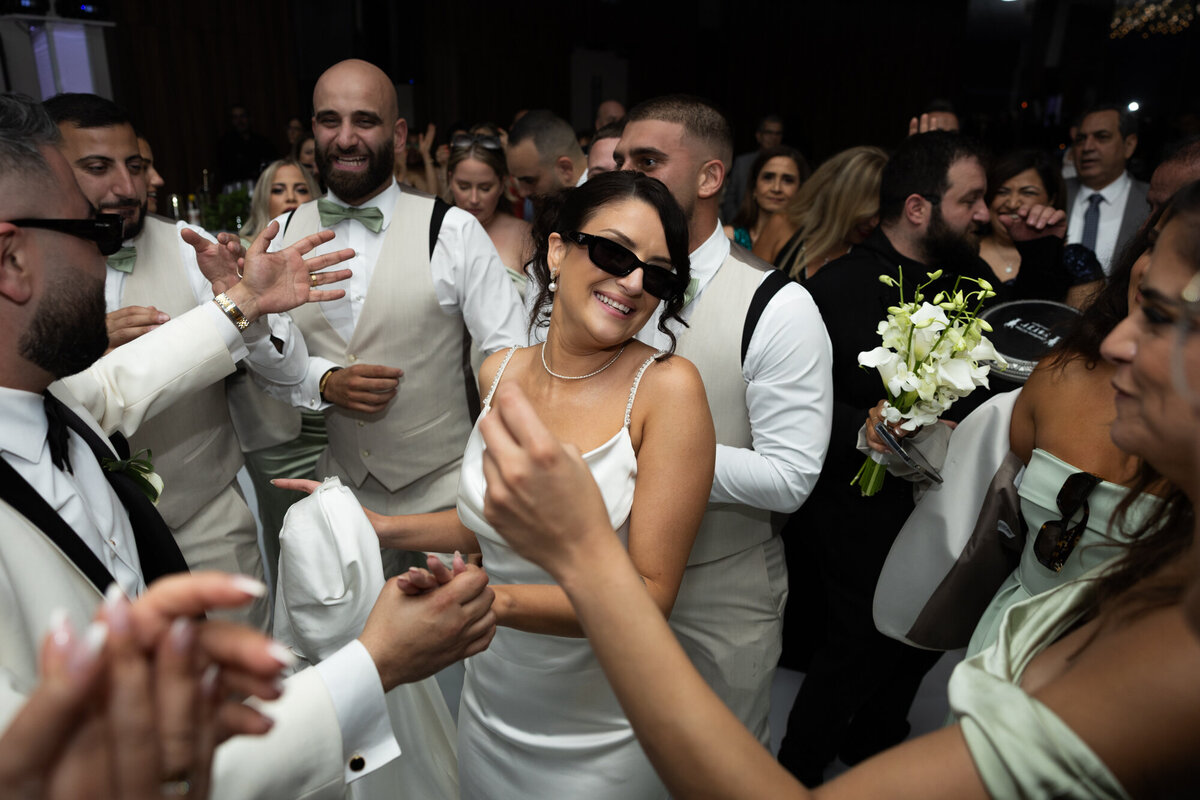 Mariage libanais Montréal - Danse de la mariée avec les garçons d'honneur - Photographe de Mariage de Montréal