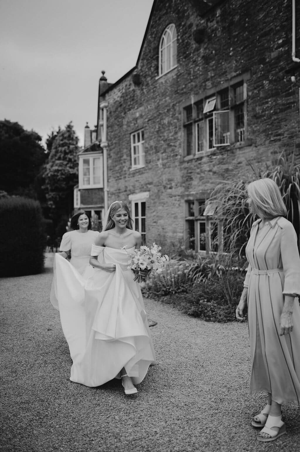 Issy-and-Bella-Floral-Design-Wedding-Florist-Herefordshire-Broadfield-Court-j&N35