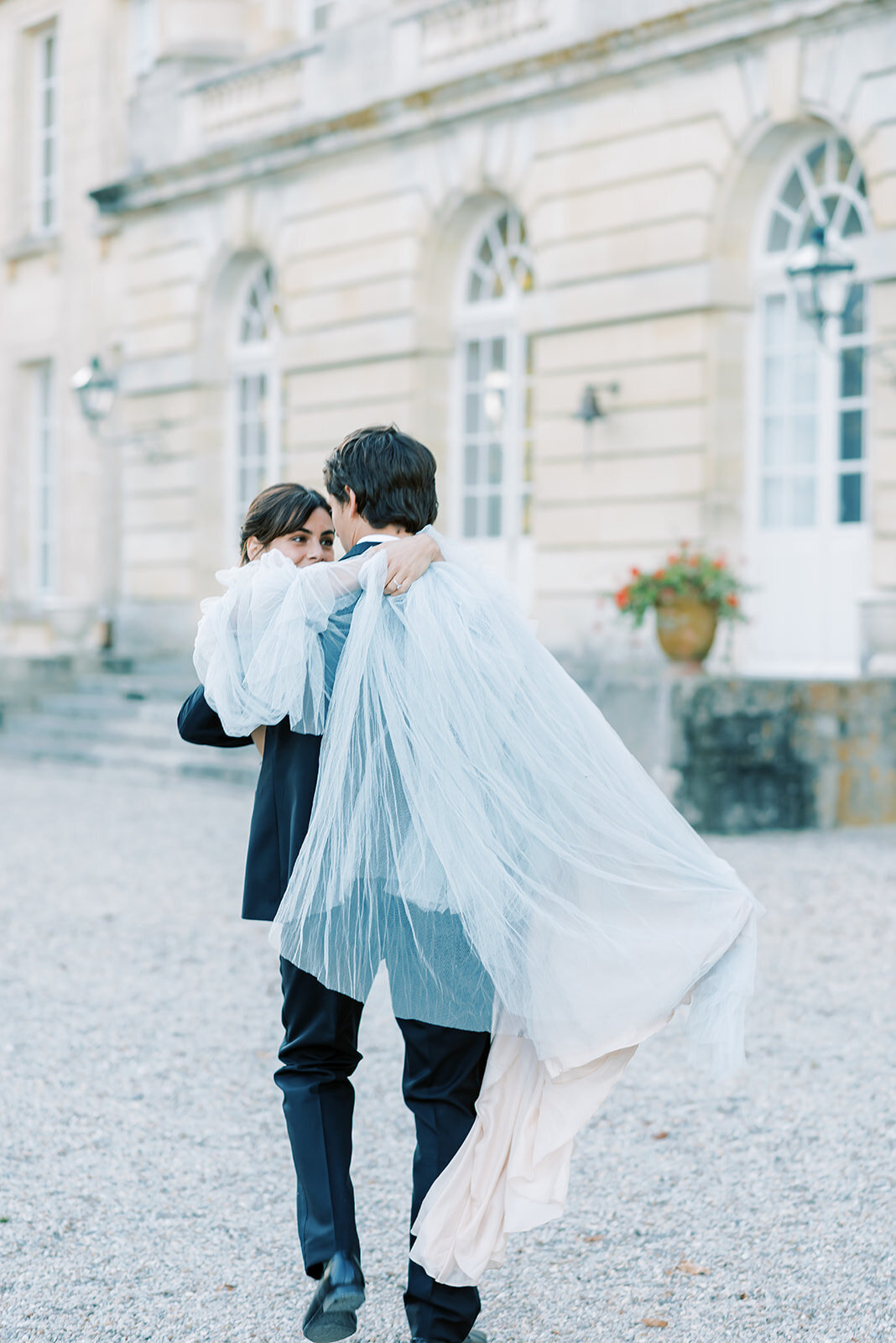 Bröllopsfotograf i Stockholm helloalora Anna Lundgren destination brudpar bära bruden efter vigseln slottsbröllop på Chateau de Courtomer i Normandie Frankrike