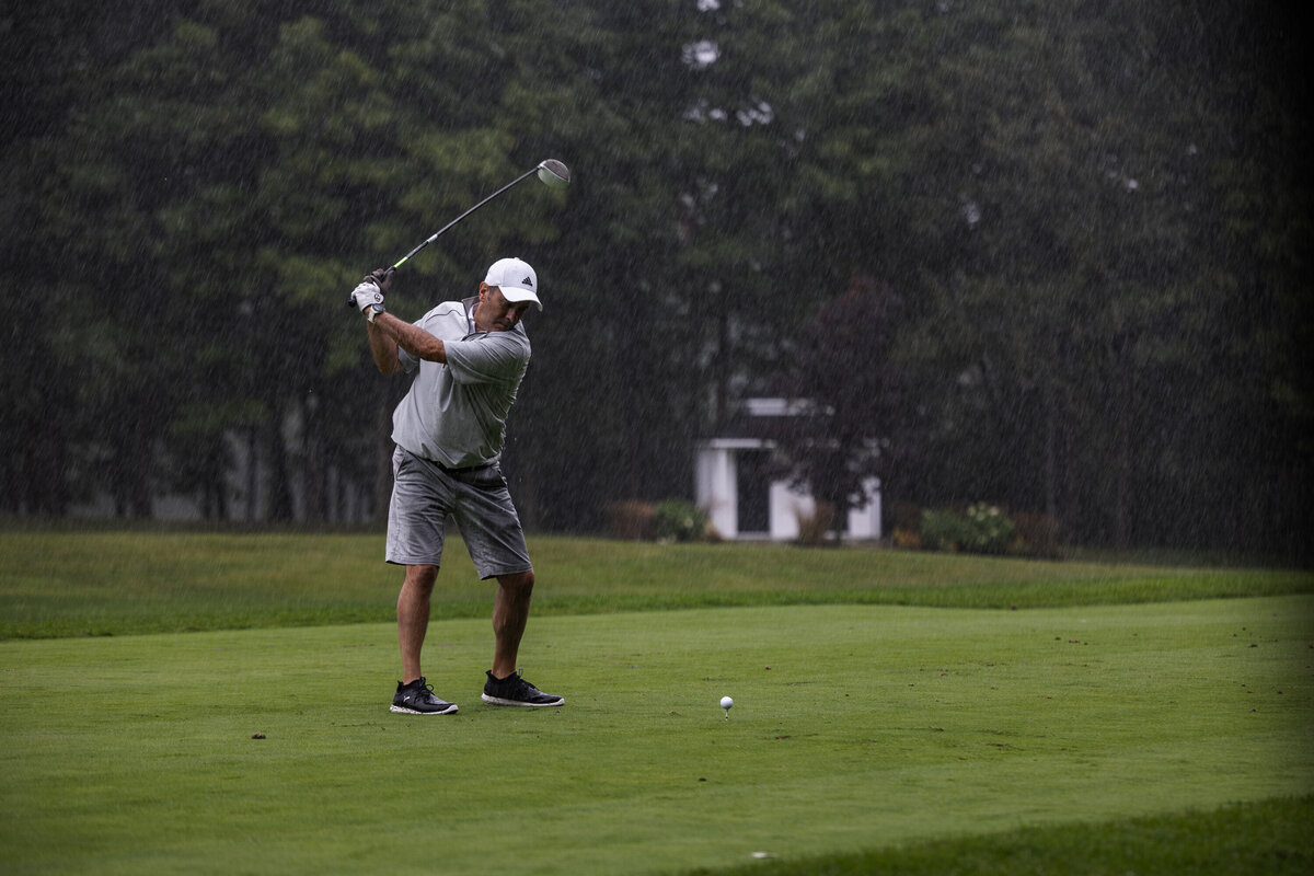 golfeur sous la pluie à Laval-sur-le-Lac