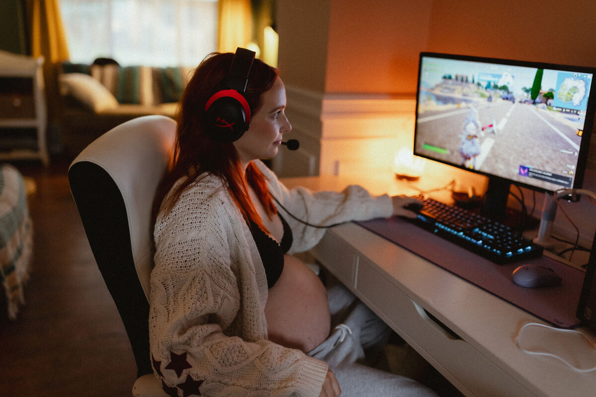 in-home-maternity-photography-gamer-chick-fraser-valley-lowres