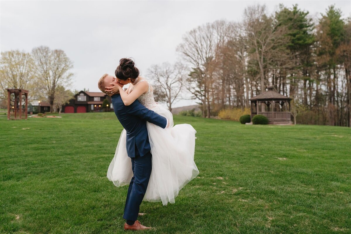 Traer&Dylan-Fern-Hill-Barn-Couple-Portraits-115_websize