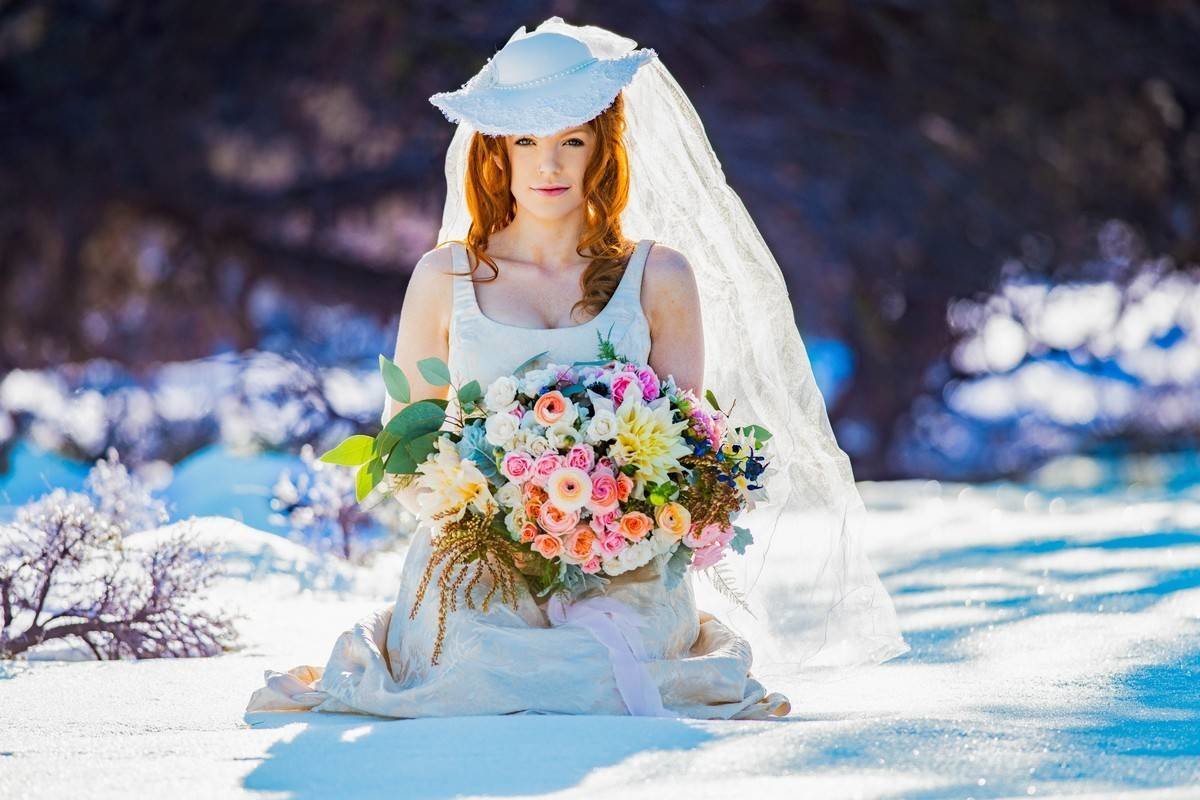 dahlia bouquet, bend oregon wedding