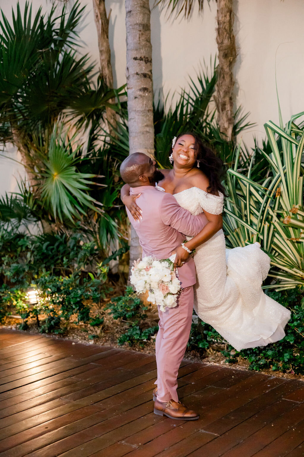 grand-velas-bride-groom-surprise-7
