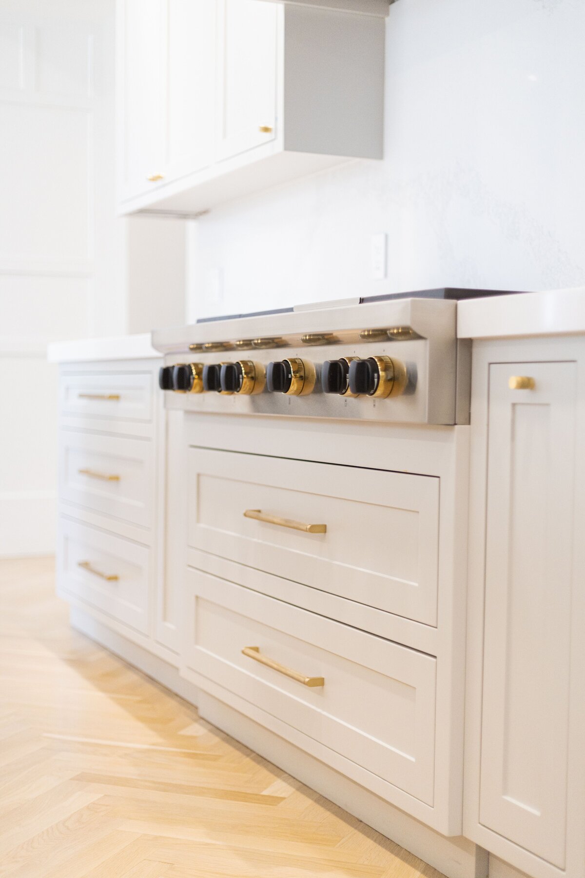 luxury-kitchen-range-brass-hardware-brookline-home