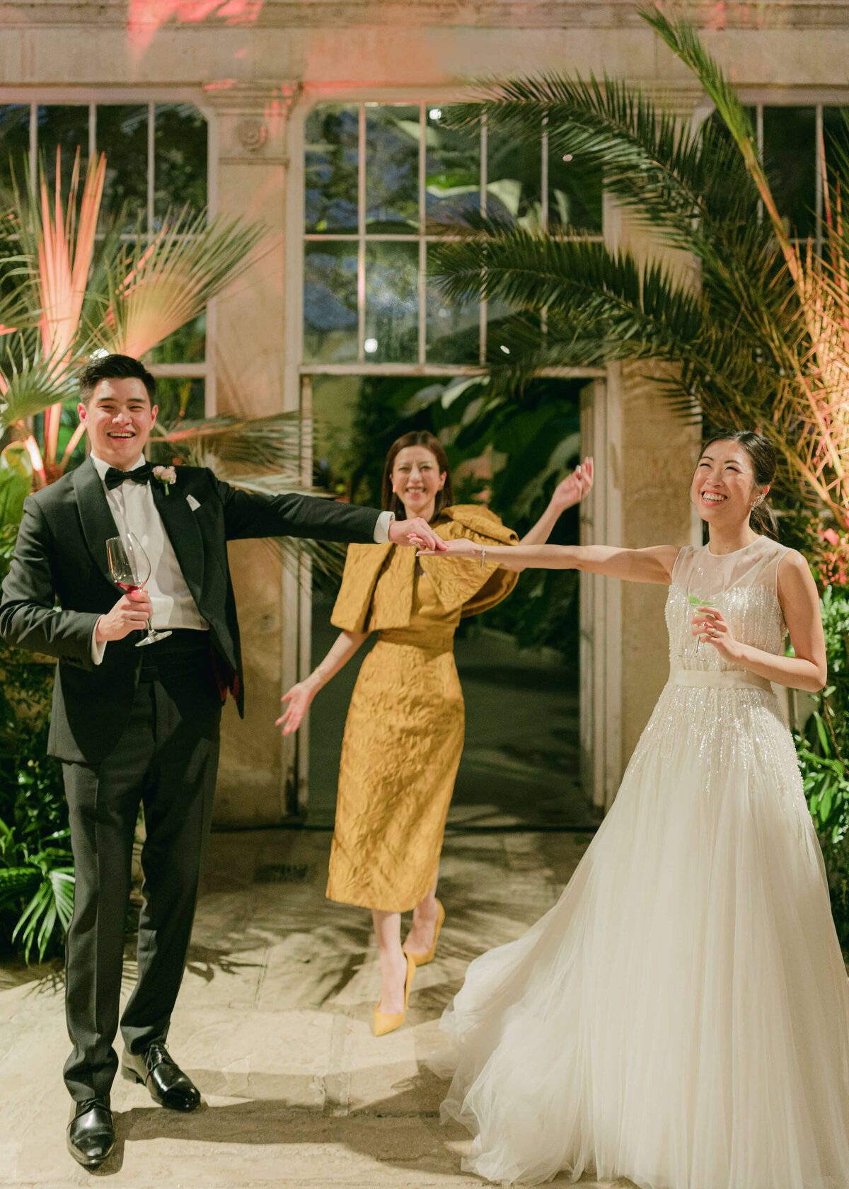chloe-winstanley-weddings-syon-park-conservatory-bride-groom-dancing