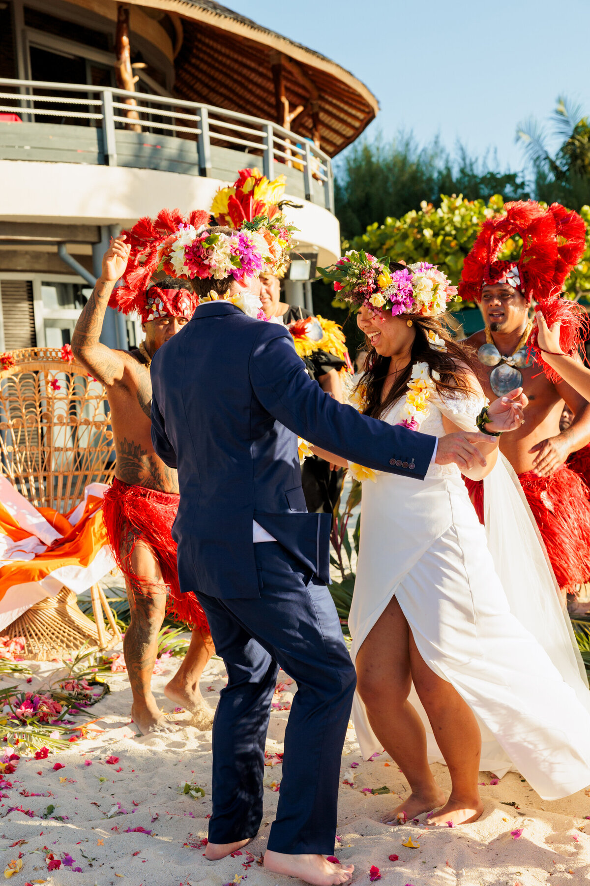 bride-and-groom-tahitian-dance-hilton-moorea