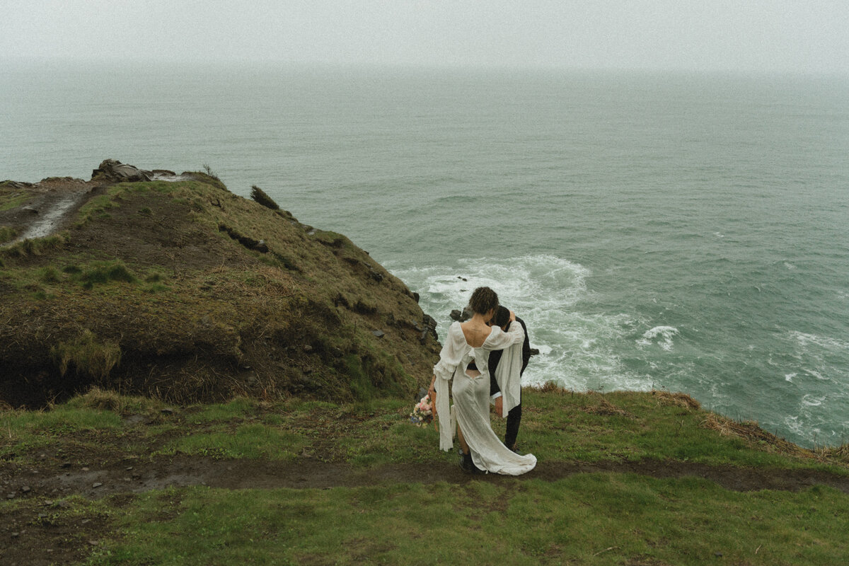 elopement oregon cliff - lizarrietaphotography-25