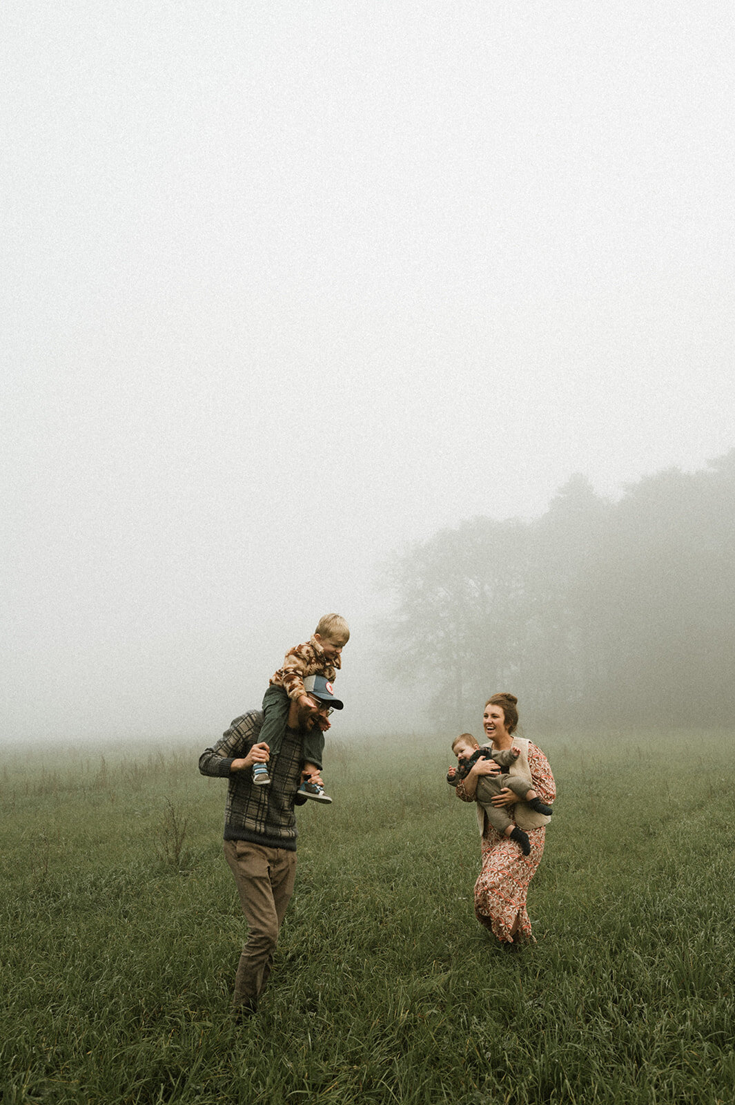 authentieke gezinsreportage in het bos