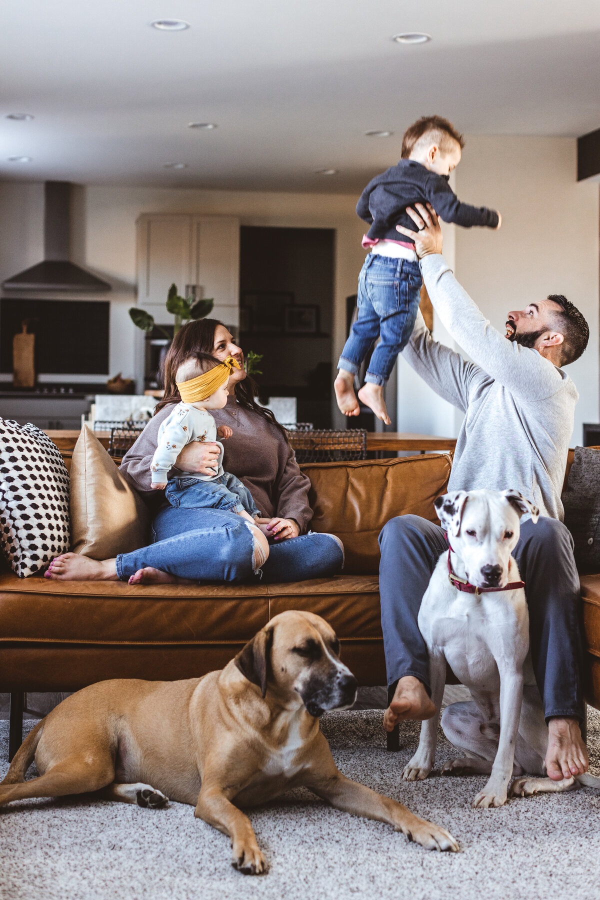 Family-Photos-At-Home-with-Pets