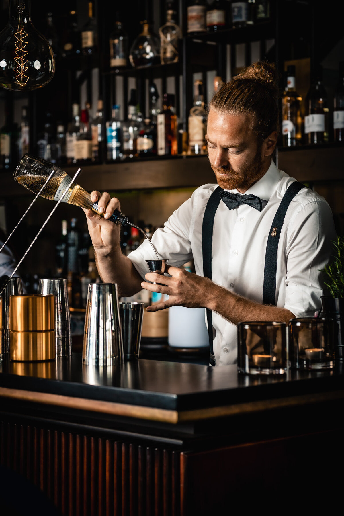cocktail-maken-bartender-dark-moody-fotografir-marinda-baak