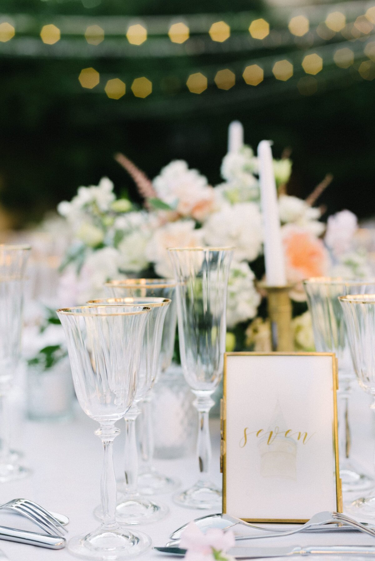 gold-rim-wedding-glassware-and-decoration