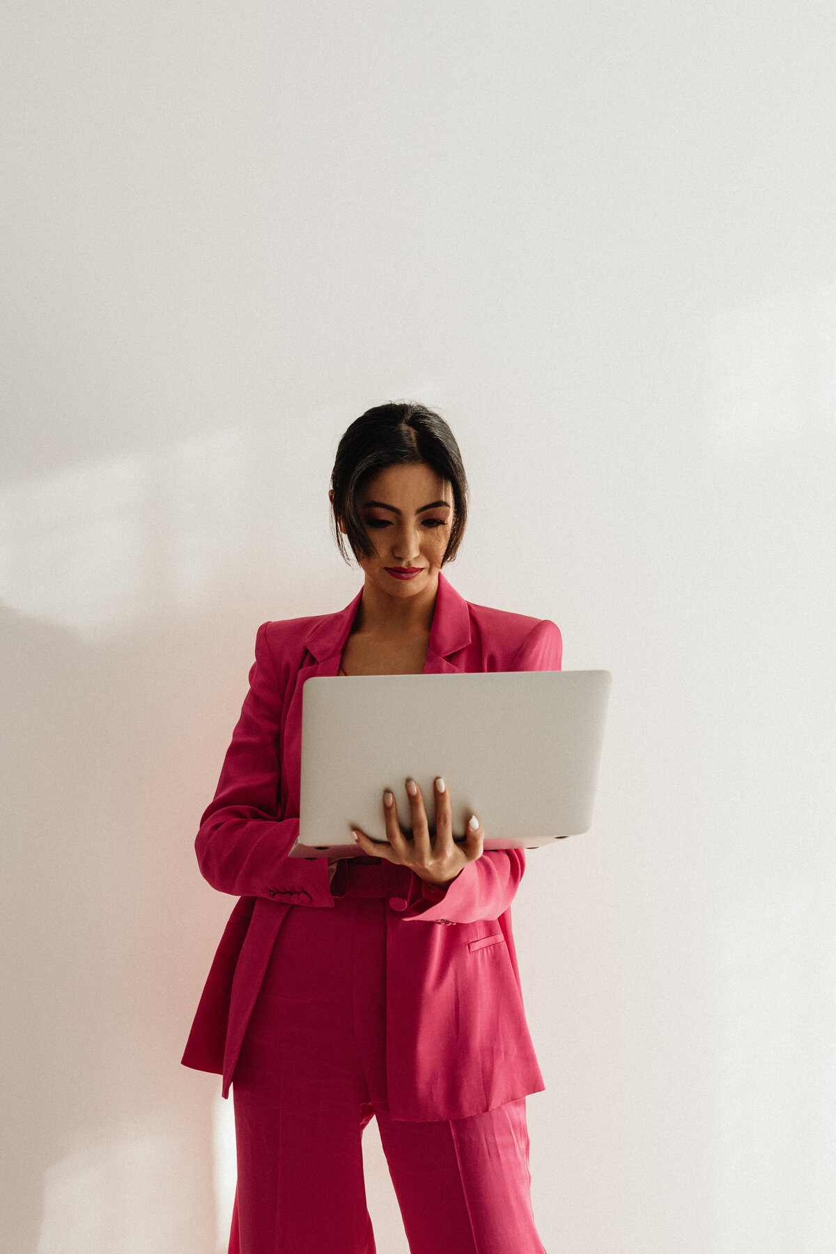kaboompics_elegant-asian-businesswoman-in-satin-suit-focused-on-laptop-work-elegant-asian-businesswoman-in-satin-suit-focused-on-laptop-work-32070