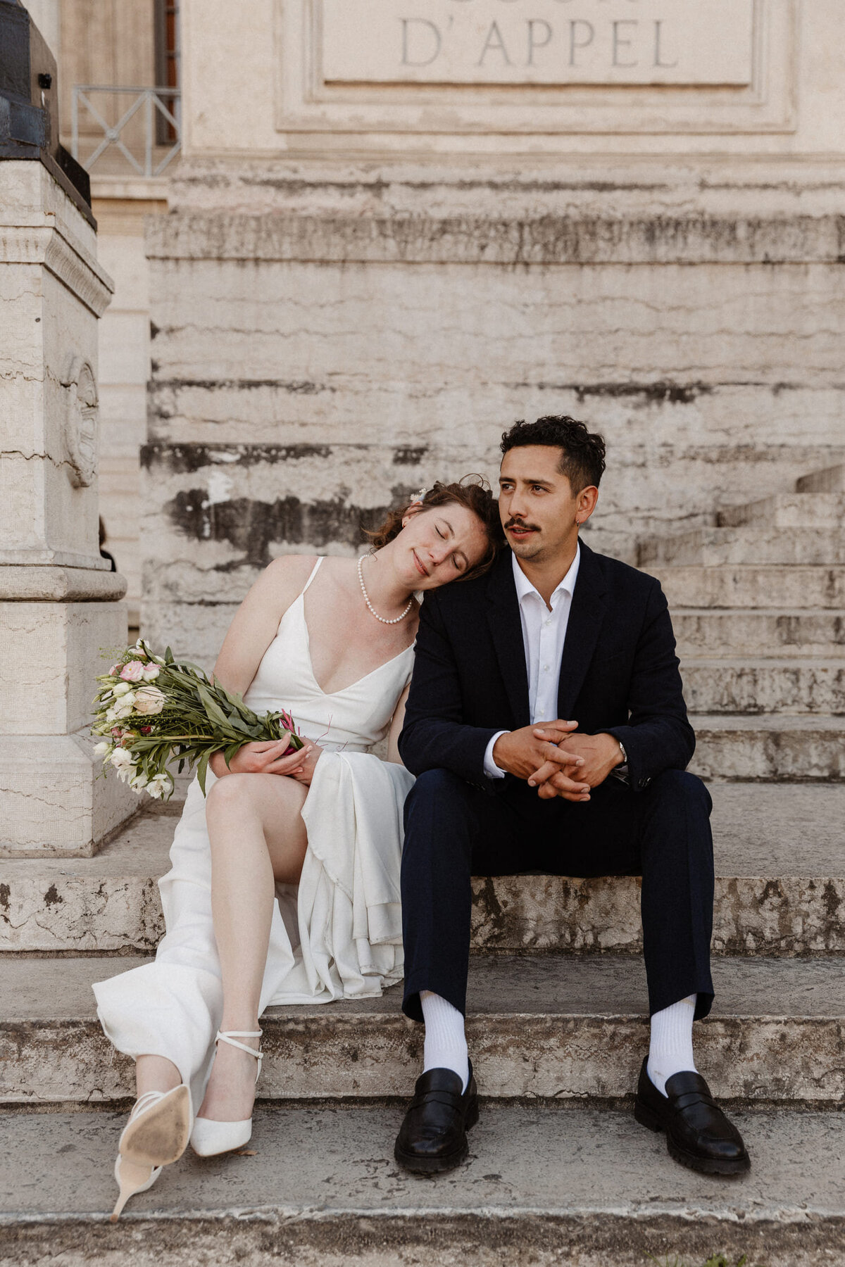 Anais-et-Nicolas-mariage-couple-assis-escaliers