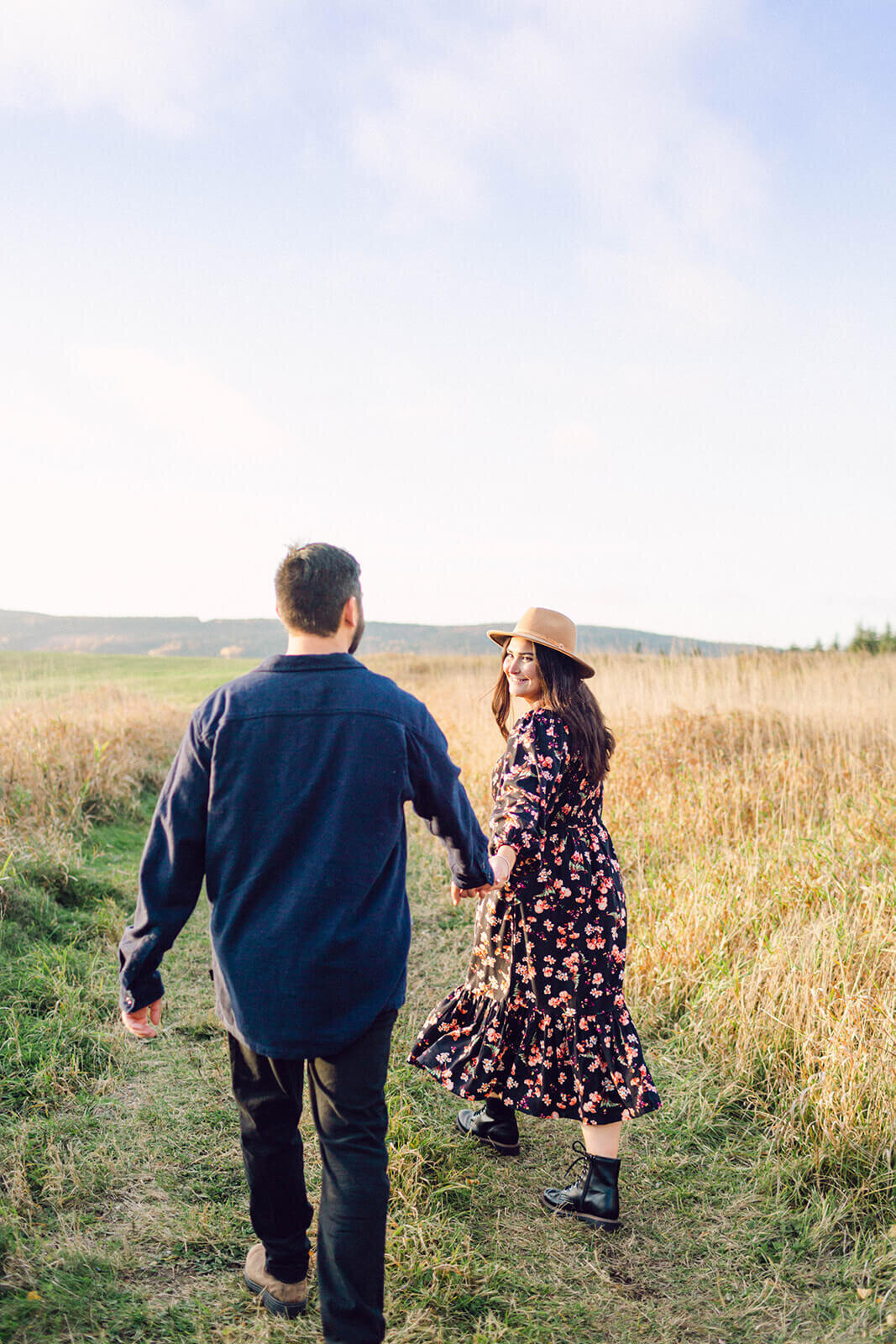 couple-happy-walking-in-feild