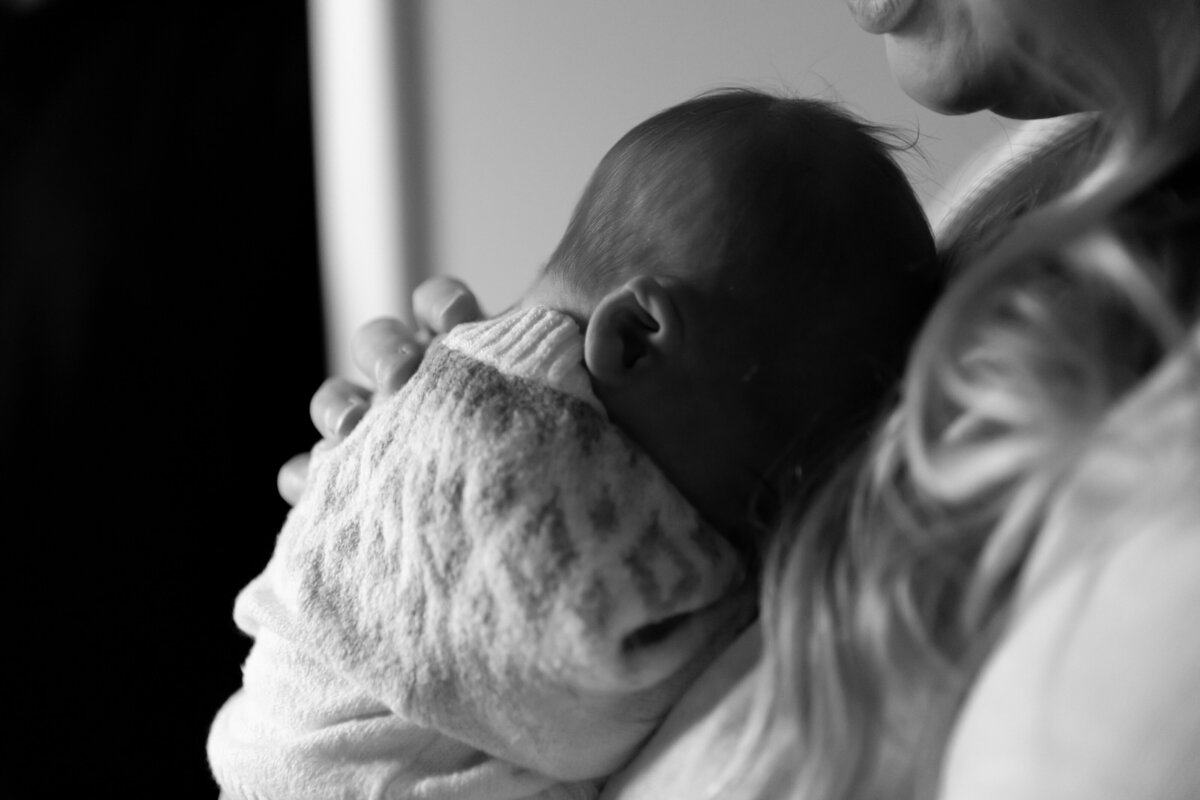 black-and-white-newborn-cuddle