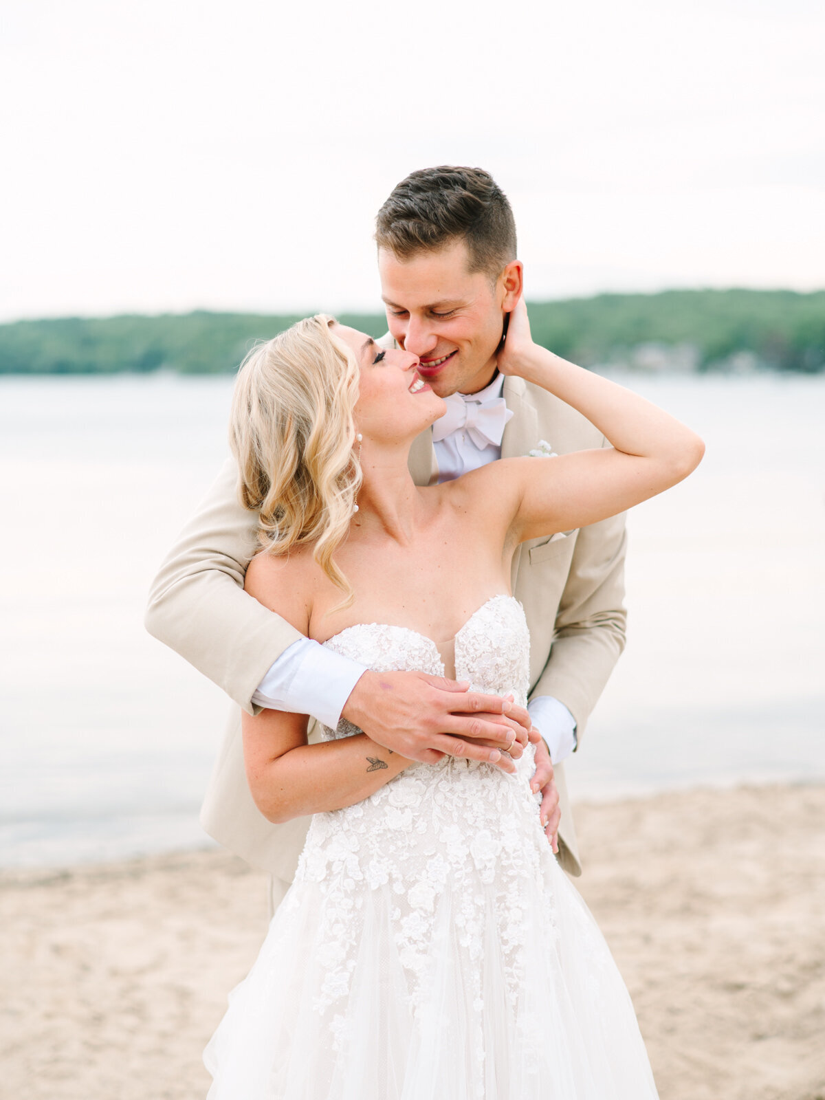 lake-geneva-beach-wedding-couple-kassieanaphotography.com