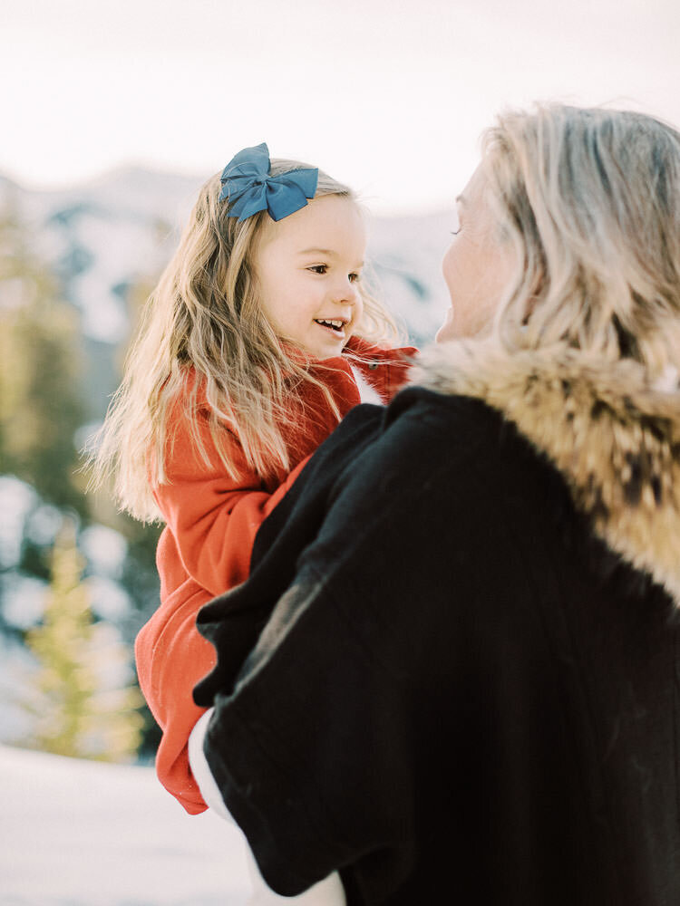 Colorado-Family-Photography-Vail-Mountaintop-Winter-Snowy-Christmas-Photoshoot31