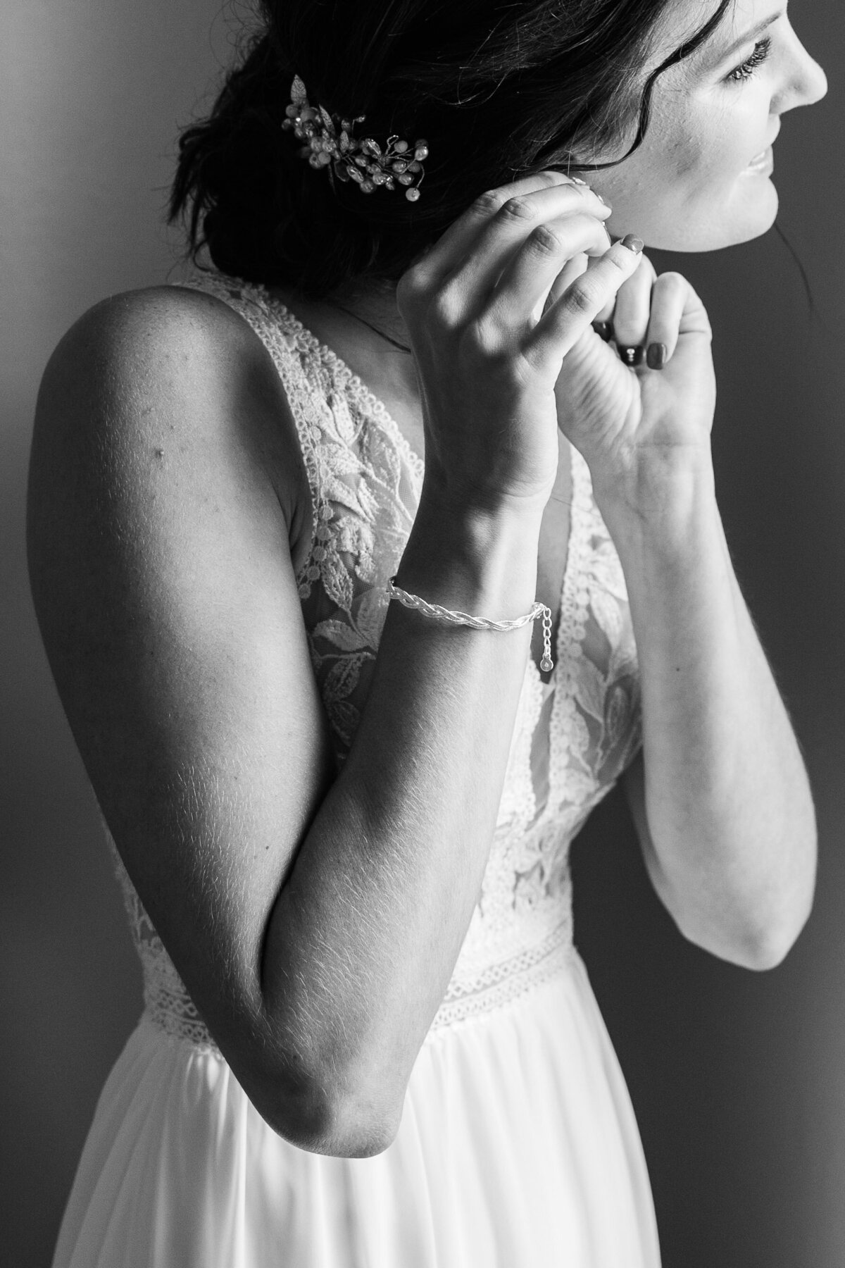 Earring_Getting_Ready_Bride