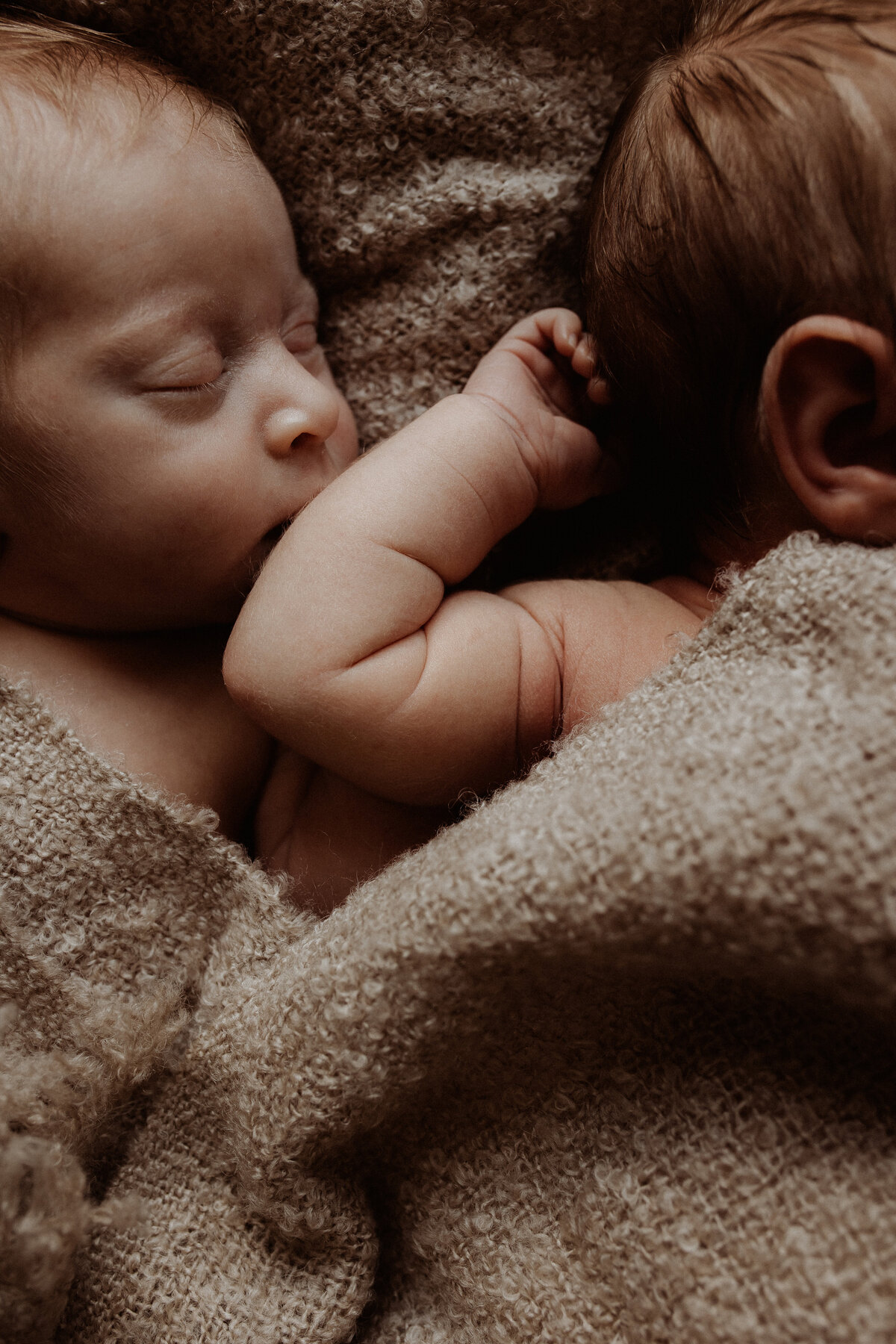 Schattige-newborn-details-tweeling