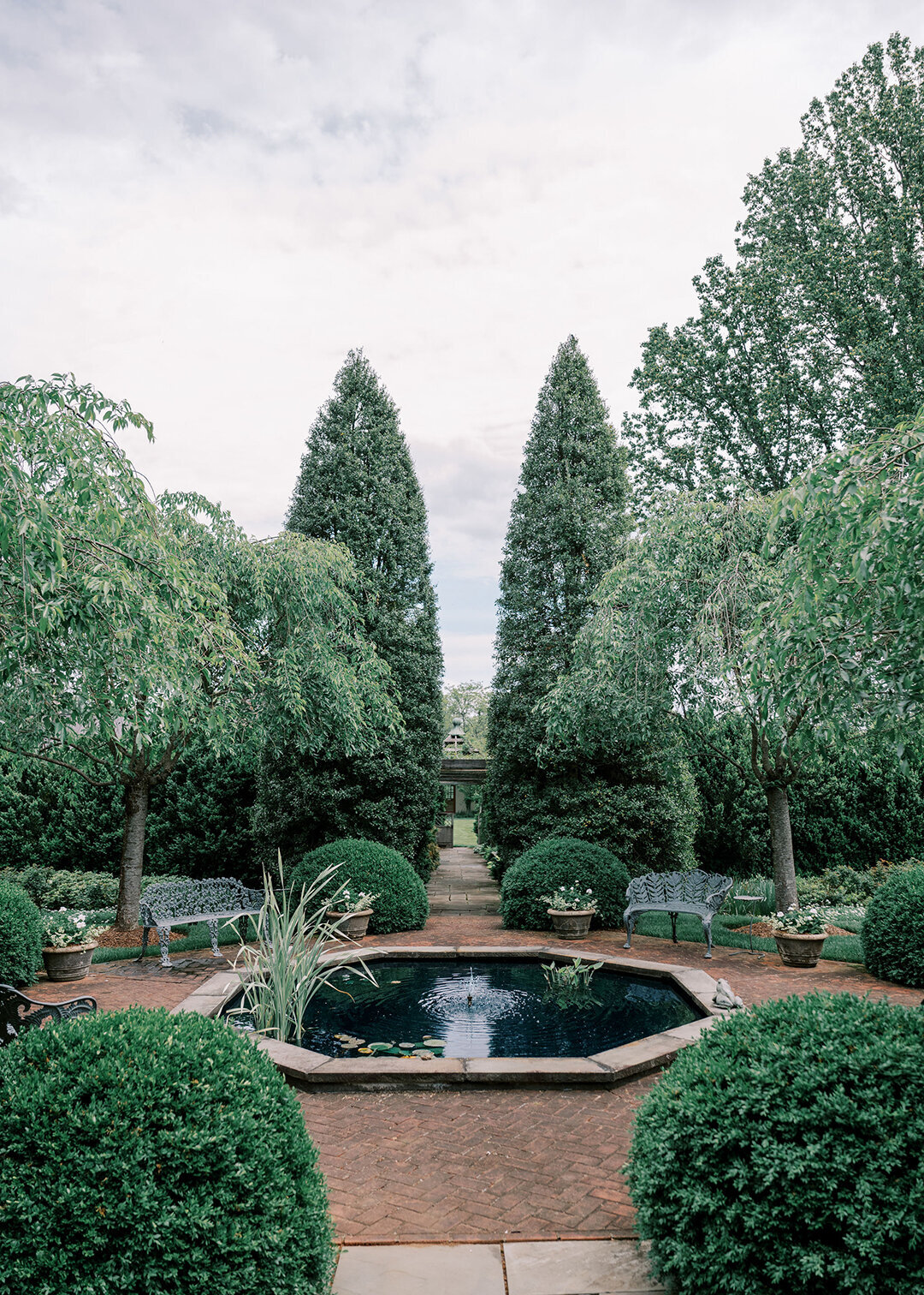 KathleenRob5-3-25GlenstoneGardenVA-VickiGraftonPhotography-11
