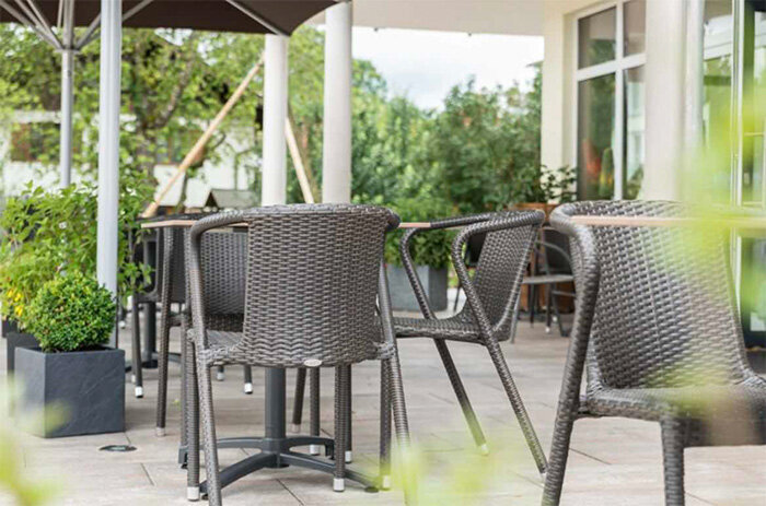 Sitzmöglichkeiten im Gastgarten des Café Zur Alten Schule in Lechbruck am See