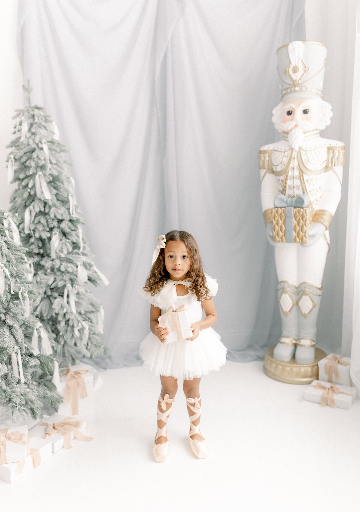 A natural, delicate and timeless pregnancy and baby photographer based in Concord, California.