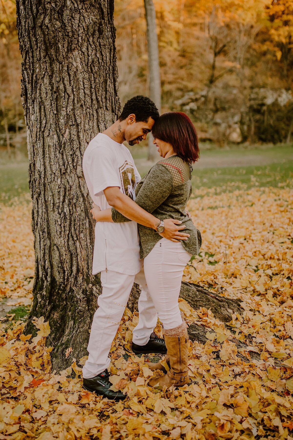 romantic-fall-couples-portraits-at-dolliver-state-park-in-otho-iowa-storyteller-collective-photo-co