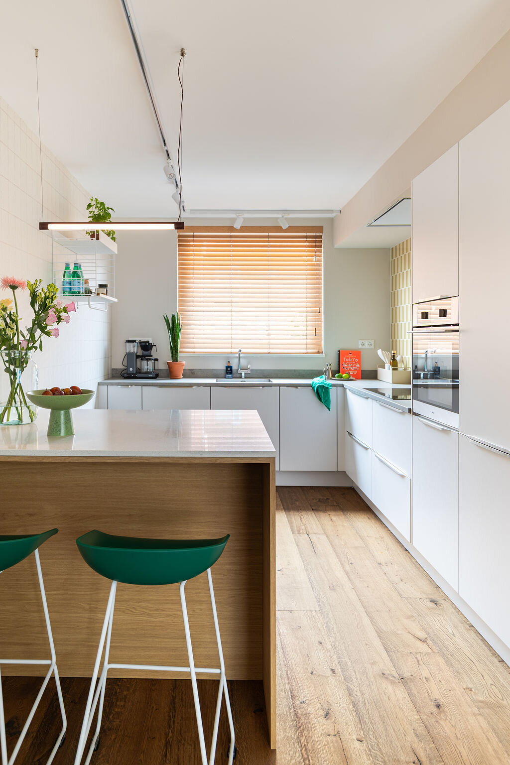 eiken schiereiland met witte keuken