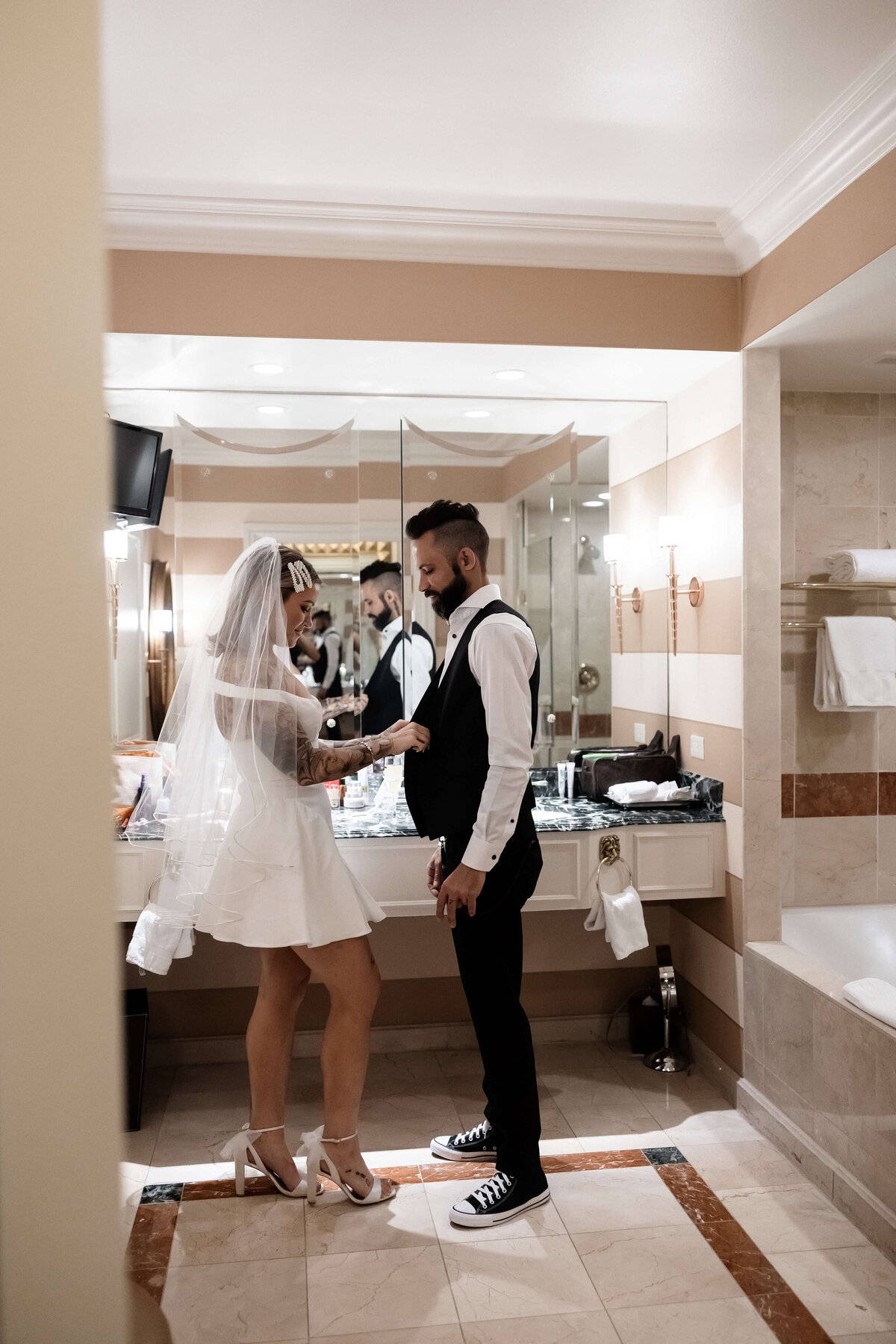 12_riskyexposure_sasha-andy_las-vegas-elopement-photography