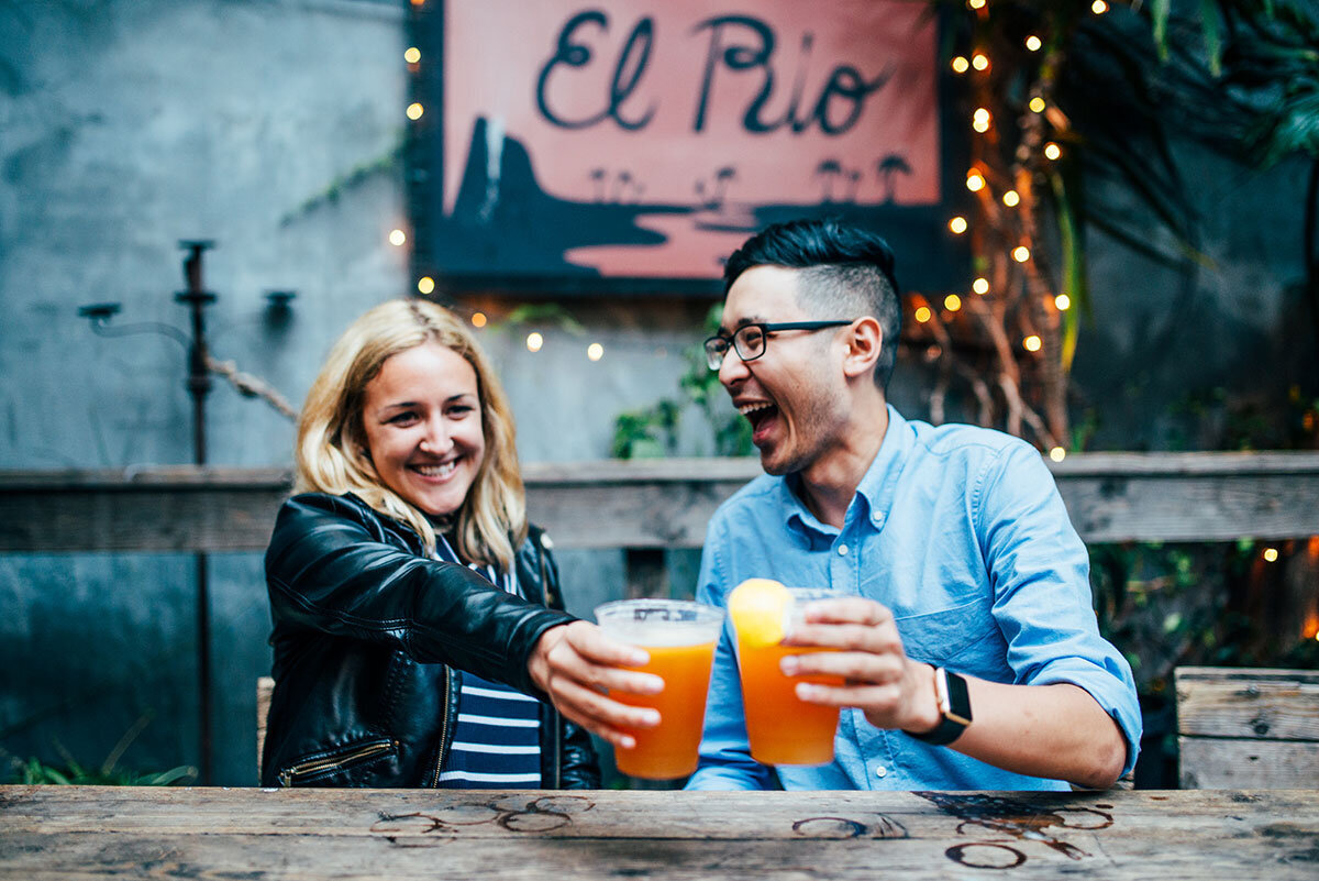 engagement-photo-at-bar-in-san-francisco-1